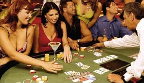 hot babes playing casino games